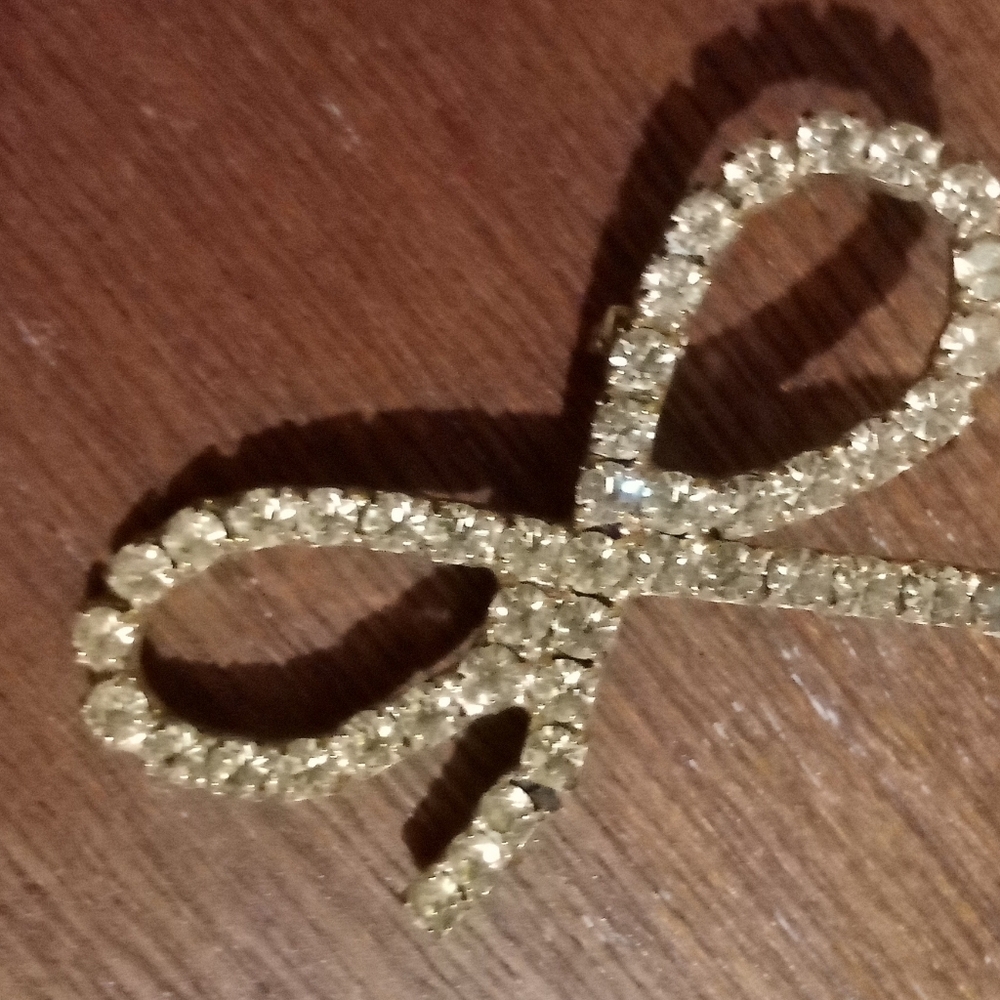 Rhinestone brooch a small few is missing